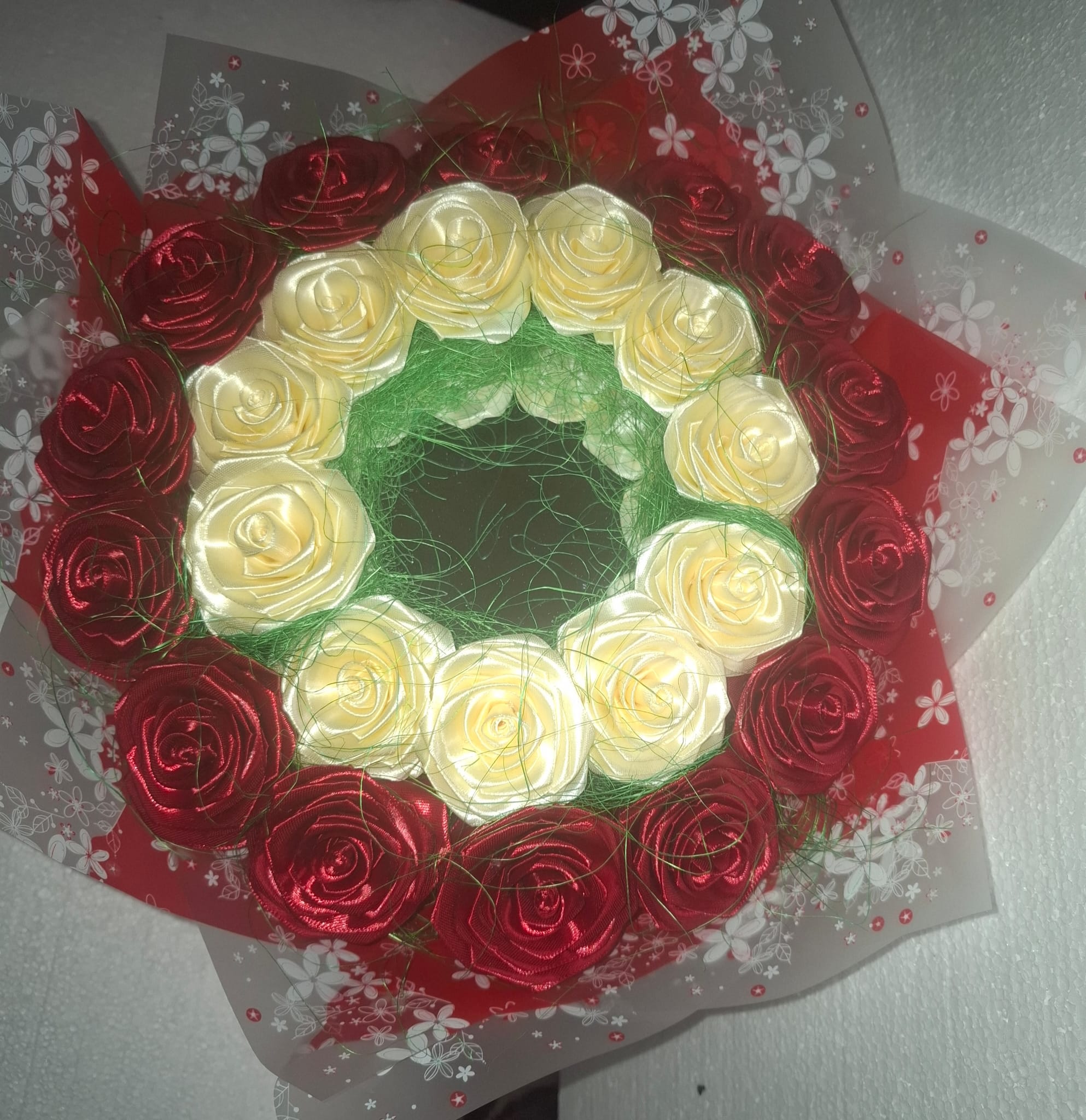 Rosen Rot & Gelb mit Spigel – Handgemachte Satin Rosen