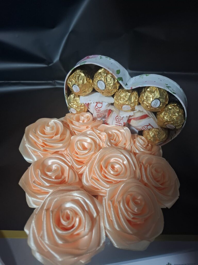 Süßigkeiten-Herz mit Satinrosen – handgemachtes Geschenk von Rosen JACA