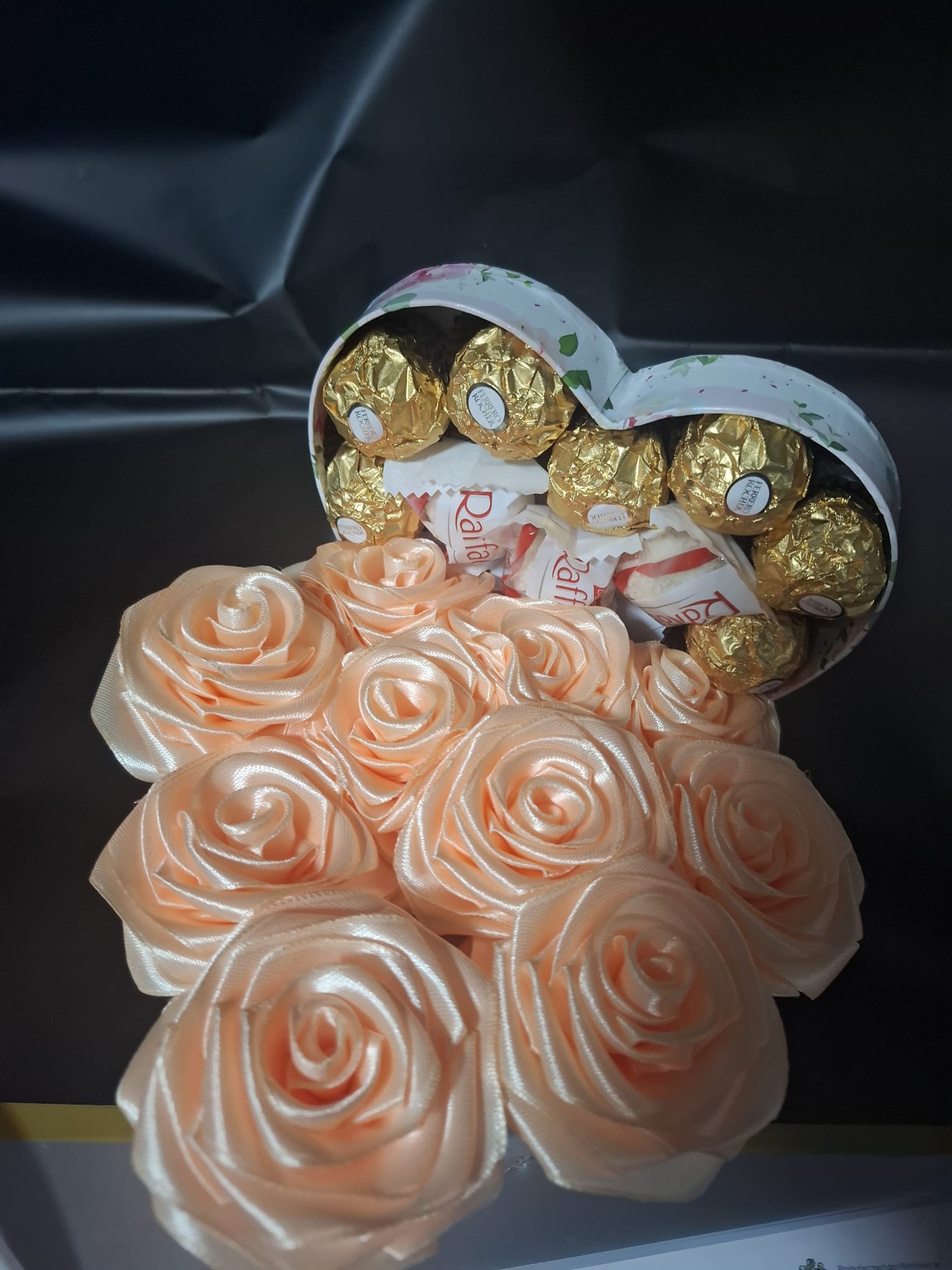 Süßigkeiten-Herz mit Satinrosen – handgemachtes Geschenk von Rosen JACA